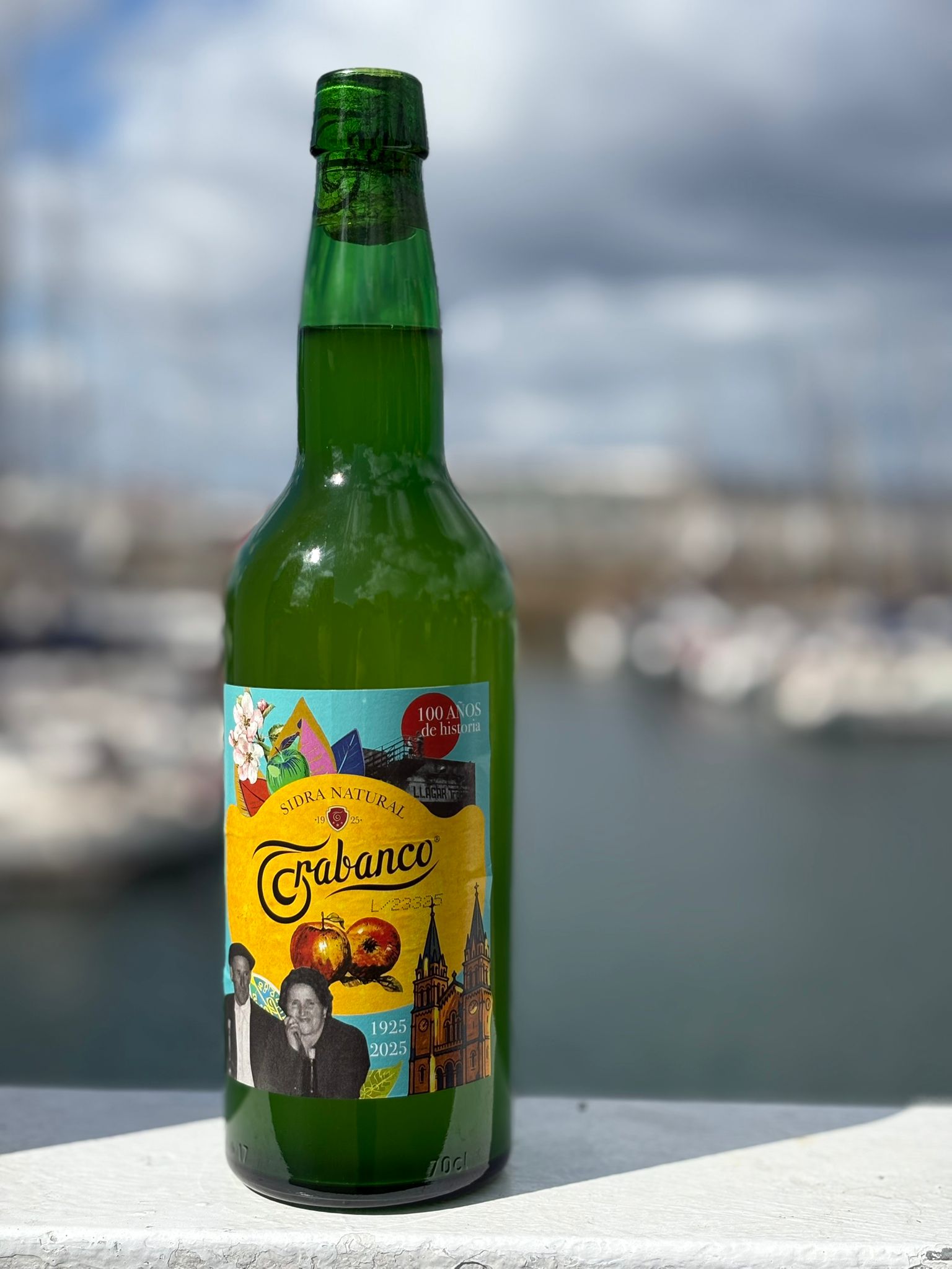 Botella edición limitada trabanco en exterior